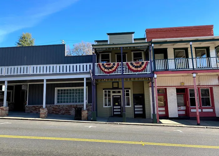Historic Washington St Balcony