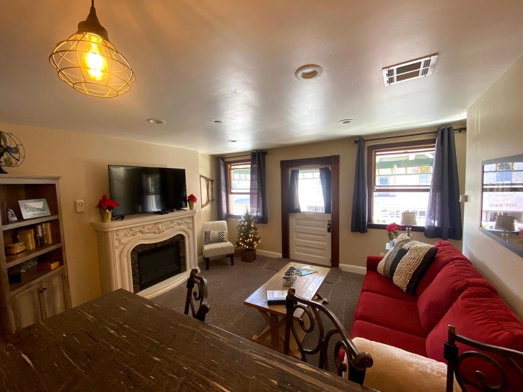 Historic Washington St Balcony Apartment