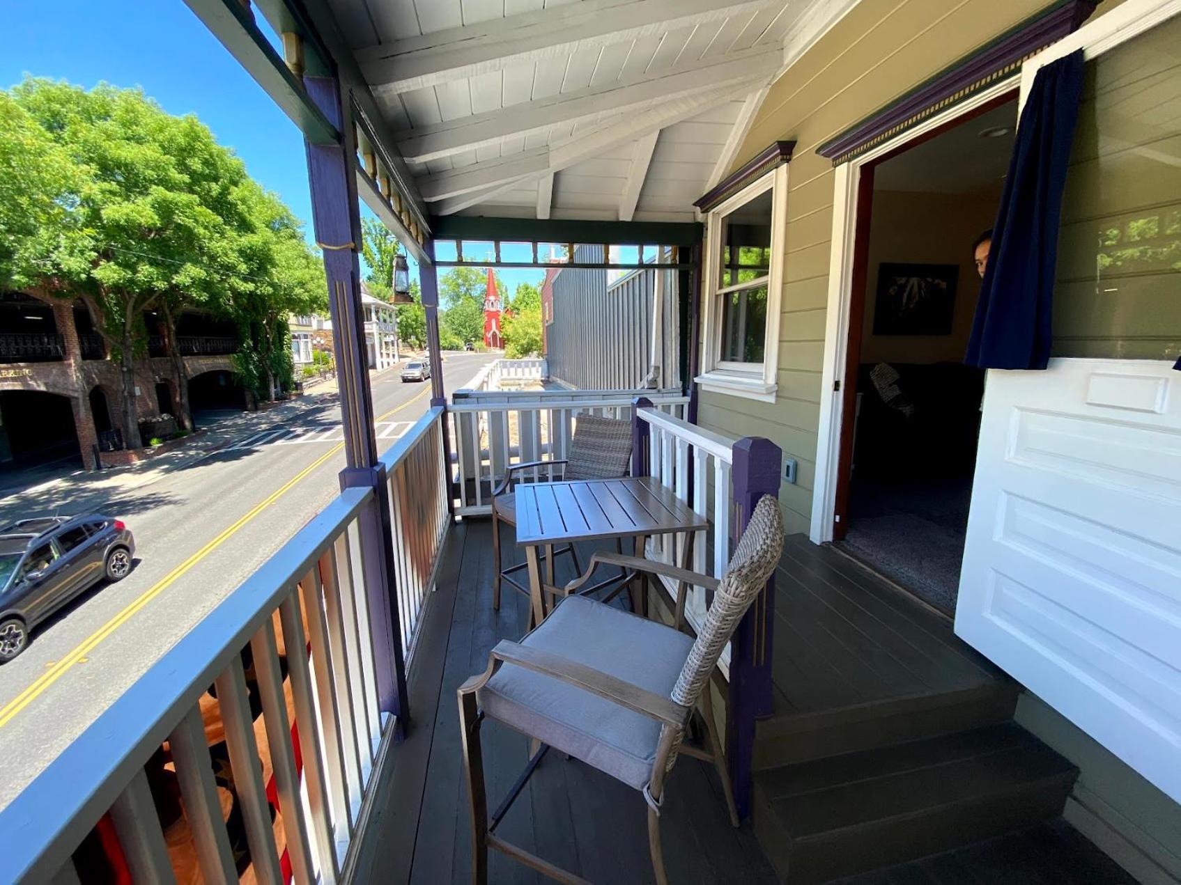 Historic Washington St Balcony Apartment *