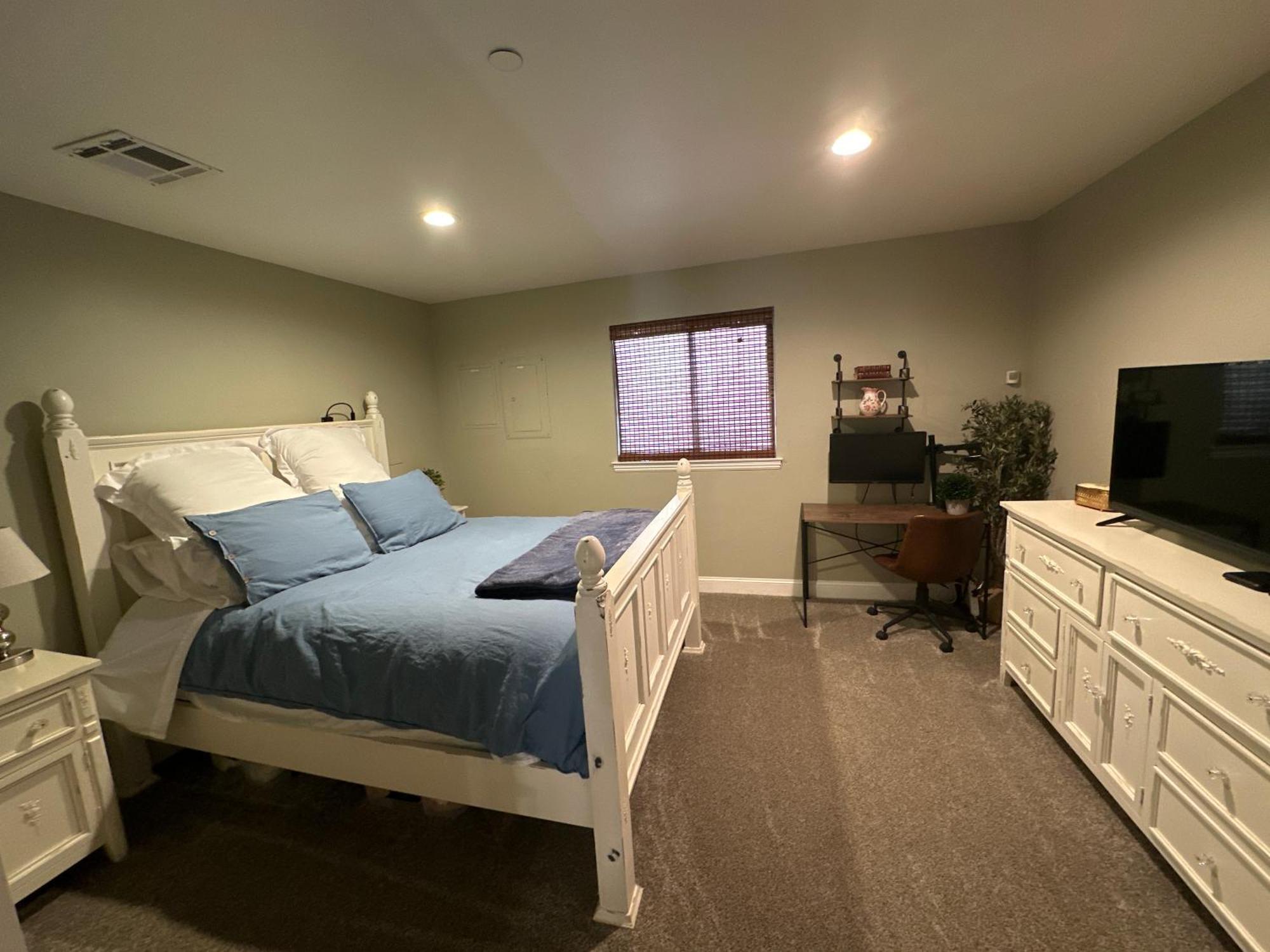 Historic Washington St Balcony Apartment *