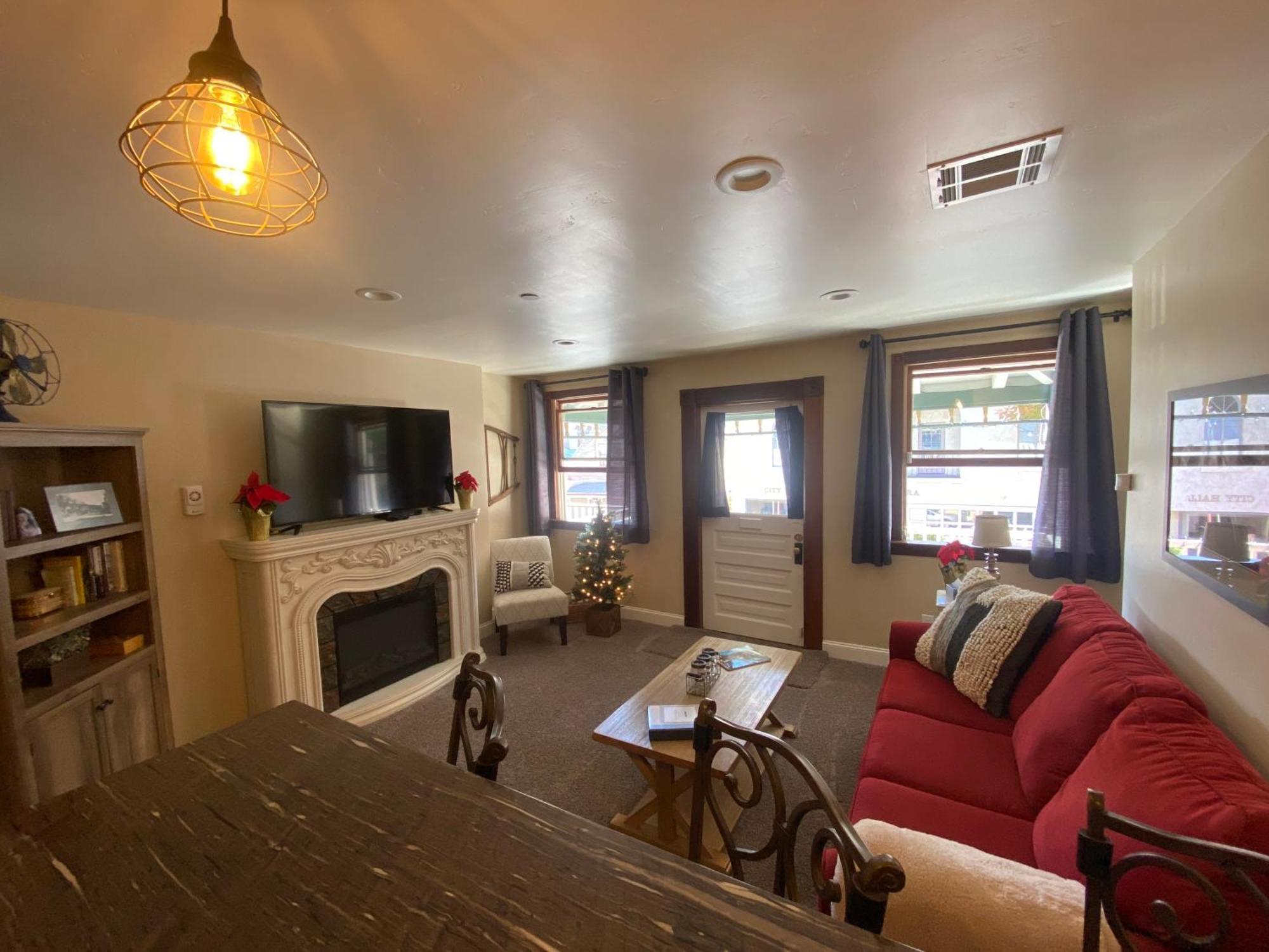 Historic Washington St Balcony Apartment *